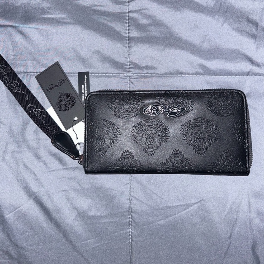 NWT Ed Hardy Lizzie Black Faux Leather ZA
Wallet Wristlet Embossed Tiger Tattoo
